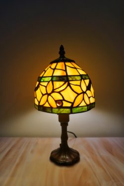 Vitrail,Chartres,lampe Tiffany,lampe vitrail,galerie du vitrail,vitraux,vente de vitraux en ligne, centre,eure et loir,eure et loire, fleur, fleurs, art deco, art nouveau