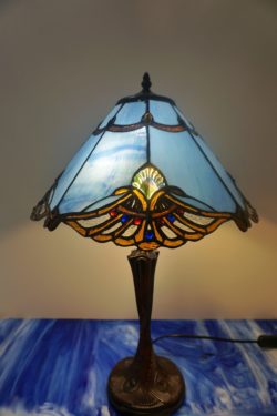 Vitrail,Chartres,lampe Tiffany,lampe vitrail,galerie du vitrail,vitraux,vente de vitraux en ligne, centre,eure et loir,eure et loire, fleur, fleurs, art deco, art nouveau, bleu