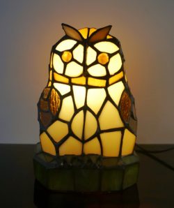 Vitrail,Chartres,lampe Tiffany,lampe vitrail,galerie du vitrail,vitraux,vente de vitraux en ligne, centre,eure et loir,eure et loire, art deco, art nouveau, hibou
