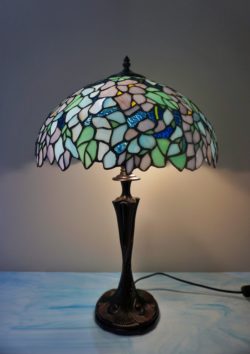Vitrail,Chartres,lampe Tiffany,lampe vitrail,galerie du vitrail,vitraux,vente de vitraux en ligne, centre,eure et loir,eure et loire, fleur, fleurs, art deco, art nouveau, bleu