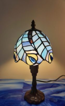 Vitrail,Chartres,lampe Tiffany,lampe vitrail, bleu,galerie du vitrail,vitraux,vente de vitraux en ligne, Art Nouveau,Art Deco,centre,eure et loir,eure et loire