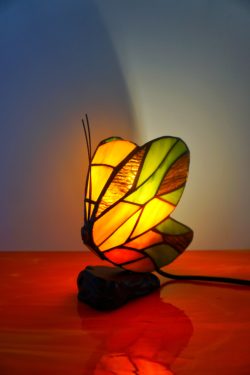 Vitrail,Chartres,lampe Tiffany,lampe vitrail,galerie du vitrail,vitraux,vente de vitraux en ligne, centre,eure et loir,eure et loire, art deco, art nouveau, papillon