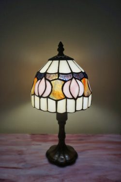 Vitrail,Chartres,lampe Tiffany,lampe vitrail,galerie du vitrail,vitraux,vente de vitraux en ligne, centre,eure et loir,eure et loire, fleur, fleurs