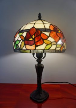 Vitrail,Chartres,lampe Tiffany,lampe vitrail,galerie du vitrail,vitraux,vente de vitraux en ligne, centre,eure et loir,eure et loire, fleur, fleurs, art deco, art nouveau