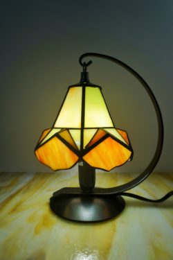 Vitrail,Chartres,lampe Tiffany,lampe vitrail,galerie du vitrail,vitraux,vente de vitraux en ligne, centre,eure et loir,eure et loire, fleur, fleurs, art deco, art nouveau