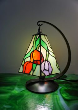 Vitrail,Chartres,lampe Tiffany,lampe vitrail,galerie du vitrail,vitraux,vente de vitraux en ligne, centre,eure et loir,eure et loire, fleur, fleurs, art deco, art nouveau