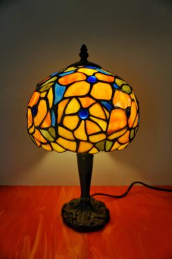 Vitrail,Chartres,lampe Tiffany,lampe vitrail,galerie du vitrail,vitraux,vente de vitraux en ligne, centre,eure et loir,eure et loire, fleur, fleurs, art deco, art nouveau