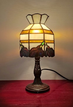 Vitrail,Chartres,lampe Tiffany,lampe vitrail,galerie du vitrail,vitraux,vente de vitraux en ligne, centre,eure et loir,eure et loire, fleur, fleurs